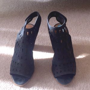 NWOB. 14th Union Black suede sandals